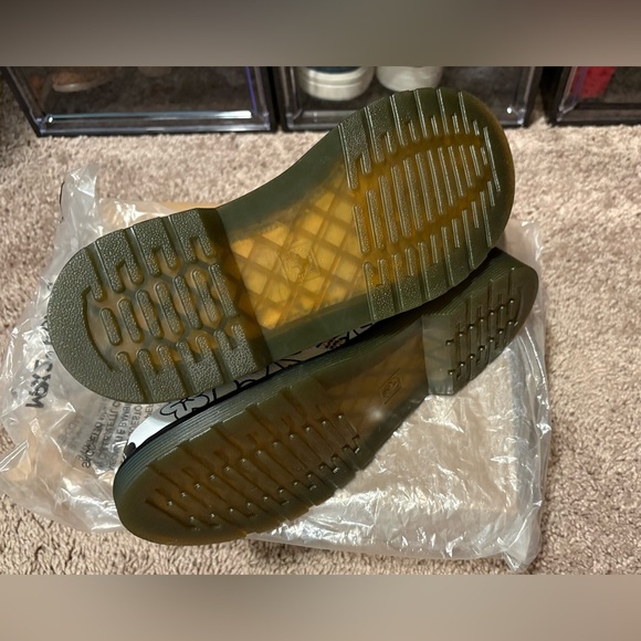 NWOB Dr. Martens Meadow Print Boots, size women’s 8 or big kids 6 - Picture 4 of 7